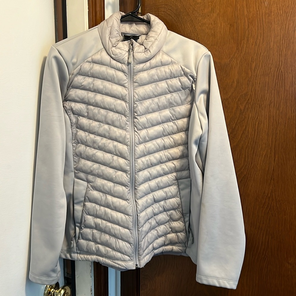 Ladies zip up jacket in light grey/silver.